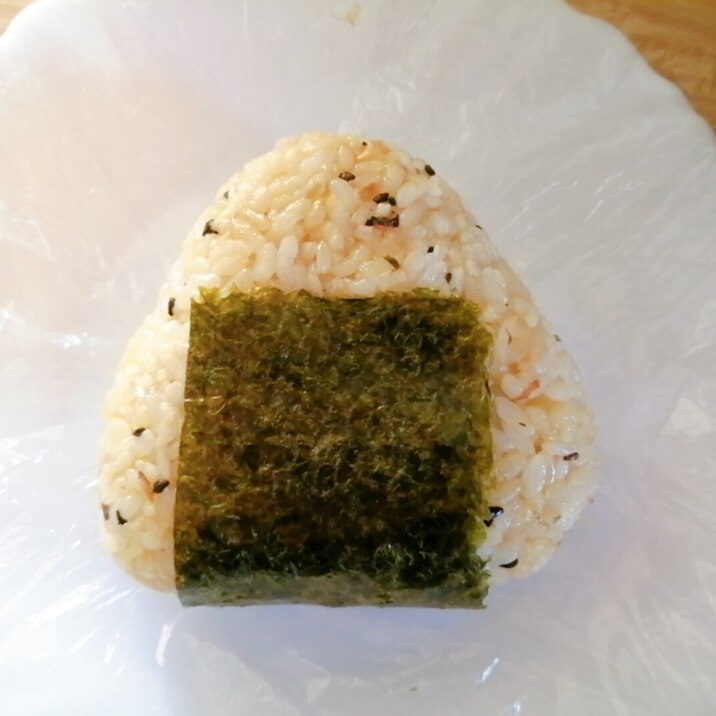 醤油味 おかかと黒ごまのおにぎり レシピ 作り方 By はじゃじゃ 楽天レシピ 醤油味 おかかと黒ごまのおにぎり レシピ 作り方 By はじゃじゃ 楽天レシピ